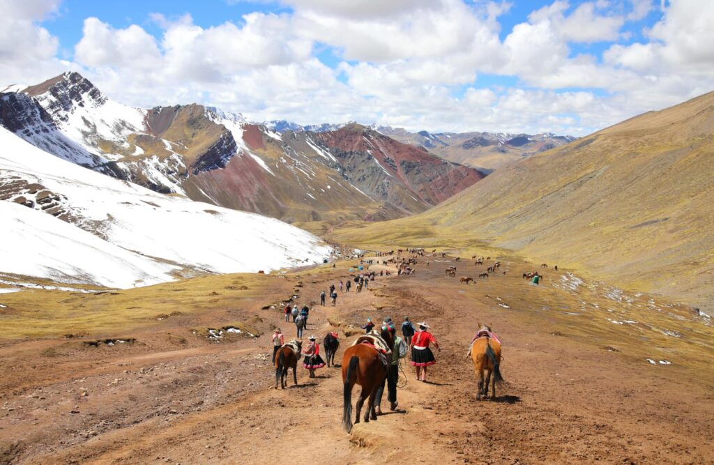 The way to the Rainbow Mountain is doable with the help of horses.