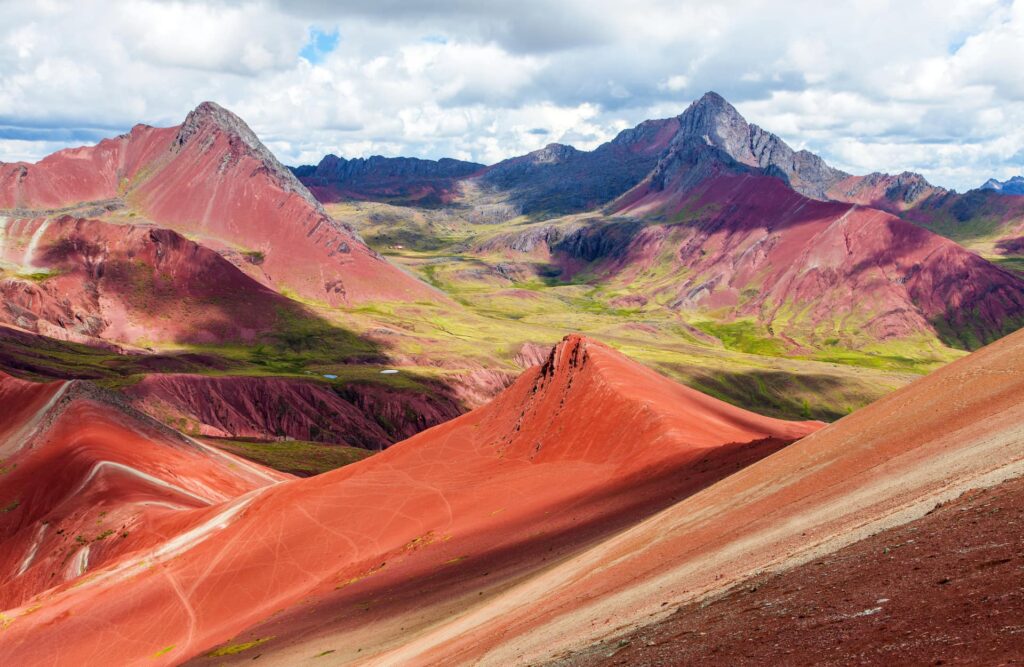 Rainbow Mountain's surroundings are open and constantly conditioned with constant winds.